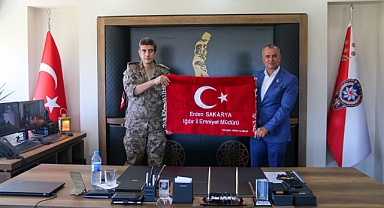 Gaziler ve Şehitler Vakfından Emniyet Müdürü Sakarya'ya Türk Bayrağı