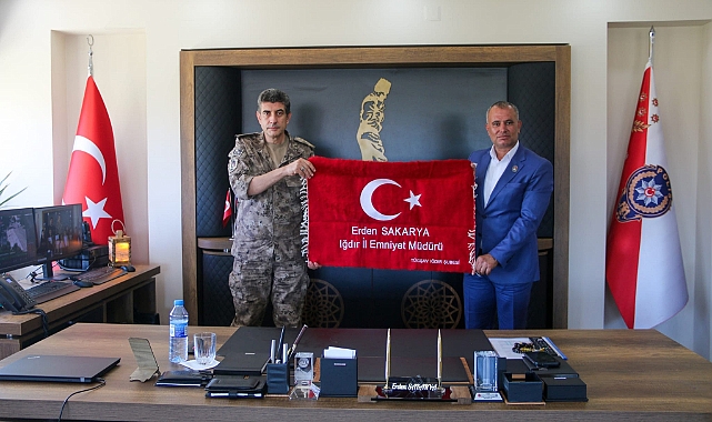 Gaziler ve Şehitler Vakfından Emniyet Müdürü Sakarya&#039;ya Türk Bayrağı