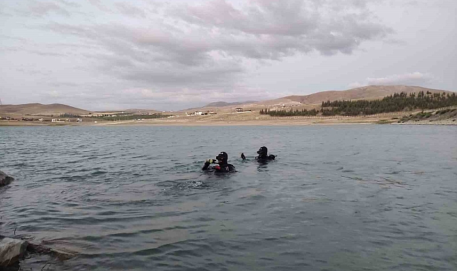 Girdiği gölde gözden kayboldu