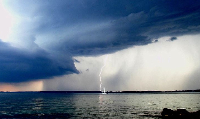 &quot;Gök gürültüsü duyarsanız sudan çıkın&quot;