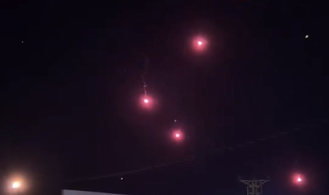 Gökyüzünde ortaya çıkıp kısa sürede kaybolan ışıklar merak uyandırdı