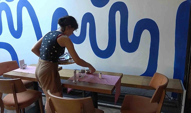 Güzel Sanatlar Fakültesi mezunu olan kadın, biriktirdiği parayla kendi kafesini açtı