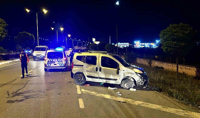 Hafif ticari araç yan yatıp 30 metre sürüklendi: 3 yaralı