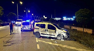 Hafif ticari araç yan yatıp 30 metre sürüklendi: 3 yaralı