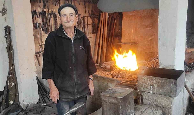 Hasan usta, yarım asırdır demir dövüyor