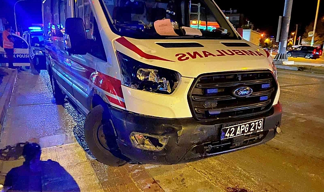 Hasta taşıyan ambulans motosikletle çarpıştı