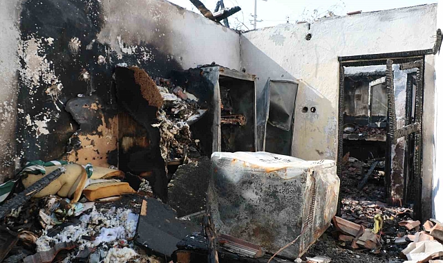 Hem Evleri Hem De Geçimini Sağladıkları Hurdalar Küle Döndü