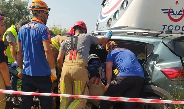 Hemzemin geçitte yolcu treniyle otomobil çarpıştı, 3 kişi öldü