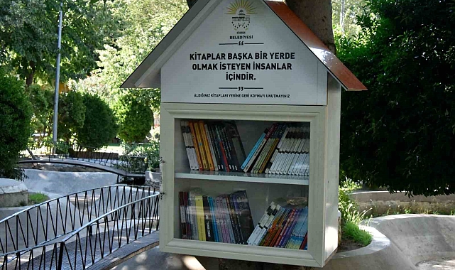 Her parka iki adet kitaplık kuruldu