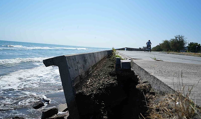 Hırçın Karadeniz, yolu tutan beton blokun çökmesine neden oldu