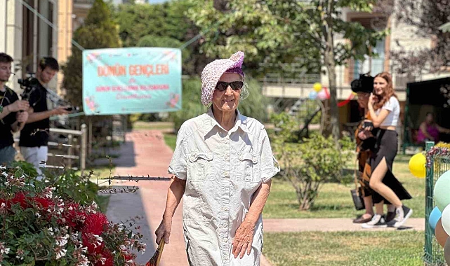 Huzurevindeki yaşlılar &#039;Cumhuriyet Dönemi Şapkaları Defilesi&#039;nde boy gösterdi