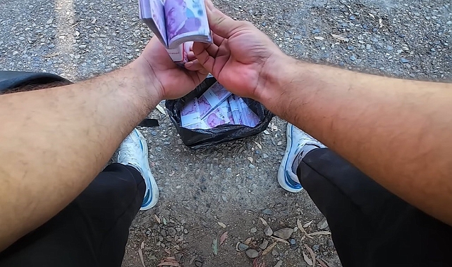İçi para dolu çantayı sahibine teslim etti