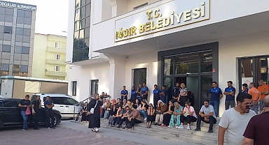 Iğdır Belediyesi önünde işten çıkarılan işçilerin gergin bekleyişi