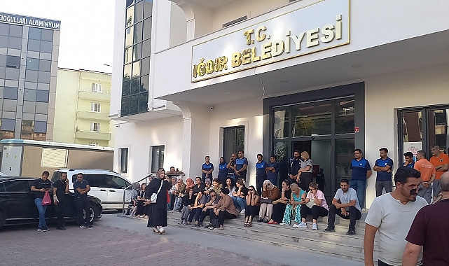 Iğdır Belediyesi önünde işten çıkarılan işçilerin gergin bekleyişi