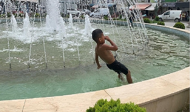 Iğdır’da sıcaktan bunalan çocuklar serinleme formülü buldu