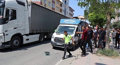 Iğdır'da yolun ortasında duran parke taşı kazaya sebebiyet verdi: 6 araç hasar gördü!