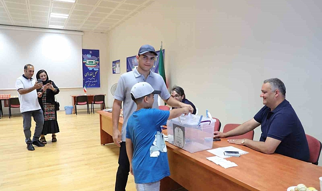 İranlı seçmenler Van&#039;da ikinci tur seçimleri için sandığa gitti