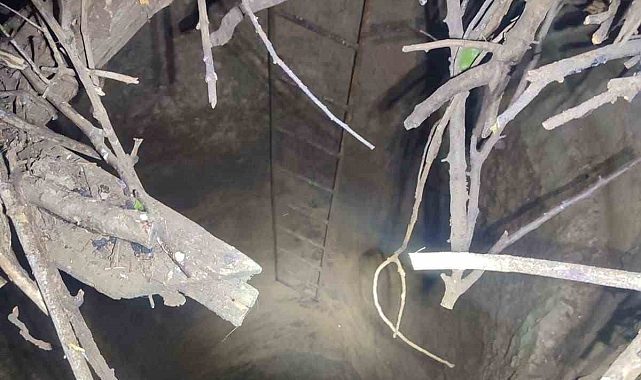 İtfaiye ekipleri, bir keçiyi  düştüğü su kuyusundan kurtardı