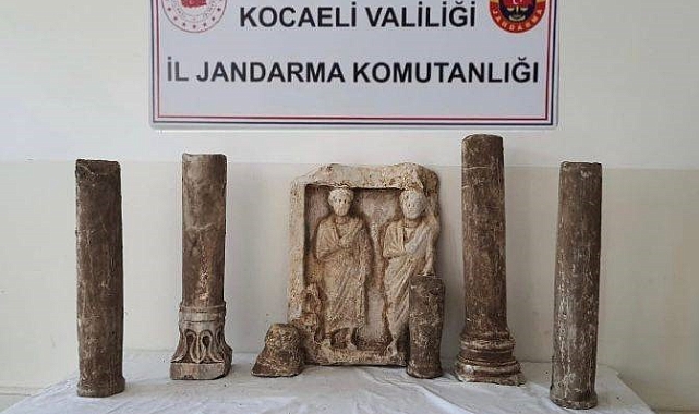 Jandarma bir evde Roma dönemine ait heykel ve mezar taşı sütunlar ele geçirdi