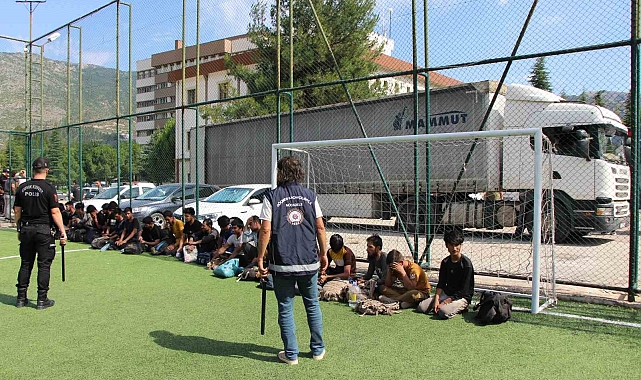 Kaçak göçmenleri taşıyan tırın İranlı sürücüsü tutuklandı
