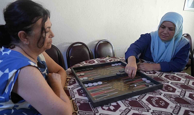 Kadınlar hakimiyet kurdu, erkekler mehterle köyü terk etti