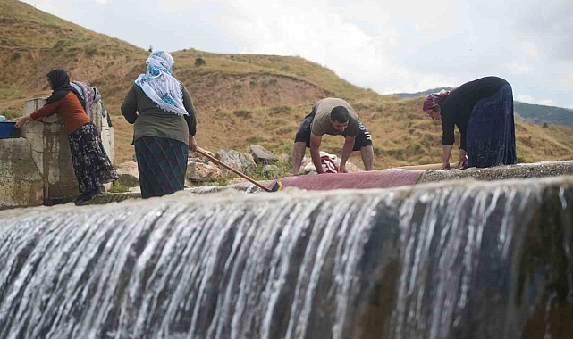 Kadınlar halı yıkadı, çocuklar yüzdü