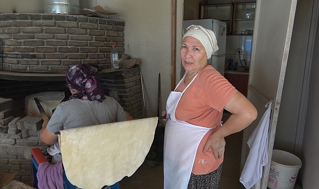 Kadınların 45 derece sıcaklıkta ekmek mesaisi