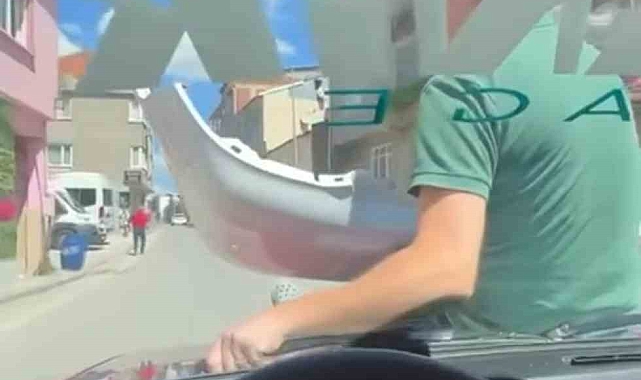 Kaputun üzerinde oturan bir kişi, elinde tuttuğu tampon ile seyahat etti