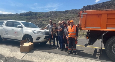 Karayolları ekibi kanadı kırık şahini yetkililere teslim ettiler
