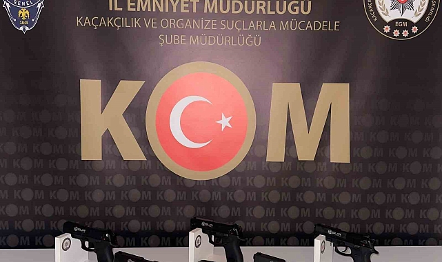 Kargoda 5 ruhsatsız tabanca ile şarjörleri ele geçirildi