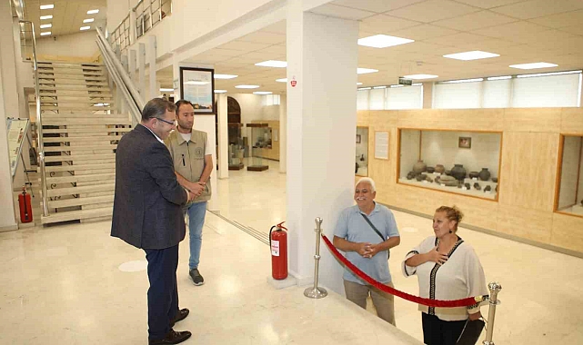 Kars Valisi Ziya Polat, Arkeoloji Müzesi&#039;ni ziyaret ederek incelemelerde bulundu