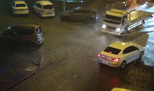 Kars&#039;ı yağmur vurdu, caddeler göle döndü