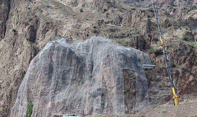 Kayalıklara çelik tel takıldı