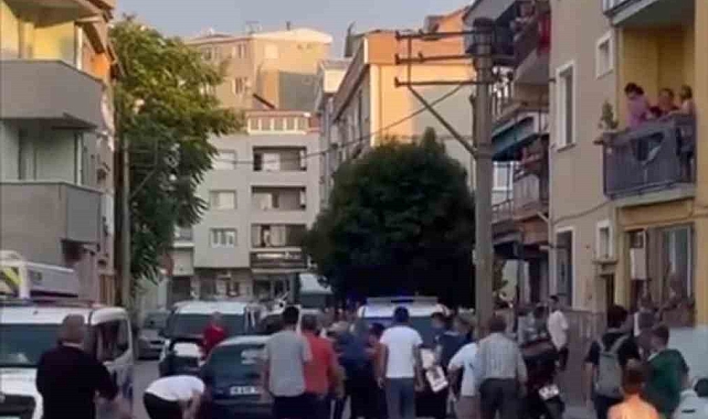 Komşuların kavgasını araya giren polisler ayırdı