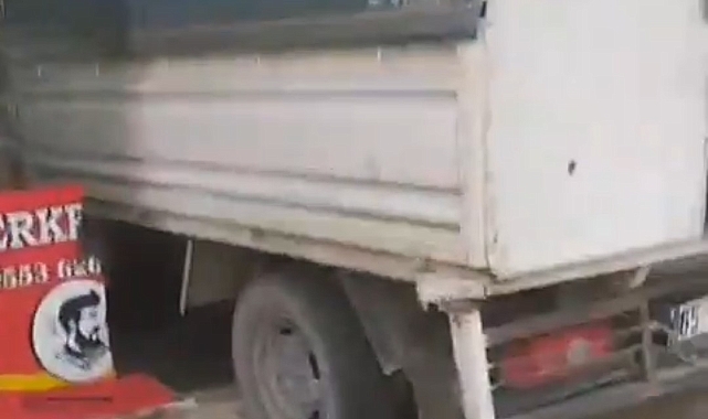 Kontrolden çıkan ekmek yüklü kamyonet berber dükkanına girdi