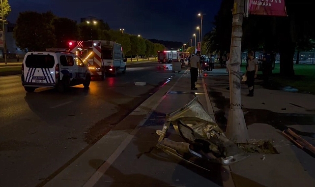 Kontrolden çıkan hafif ticari araç bariyere ve elektrik direğine çarptı: 3 yaralı