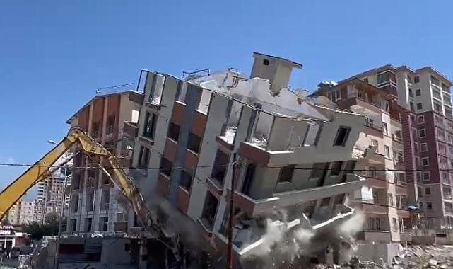 Kontrollü olarak yıkılan 6 katlı bina yerle bir oldu