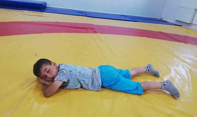 Küçük güreşçi verilen molada tatlı bir uykuya daldı