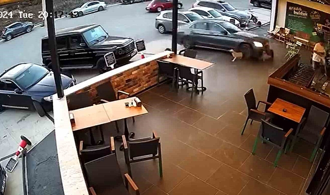 Kullandığı otomobili park etmek isteyen sürücü, markete daldı