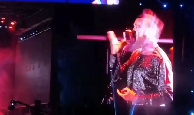 &#039;Kültür Yolu Festivali&#039; kapsamında sahne alan Cem Adrian&#039;ın yüzüne, pet şişe fırlatıldı