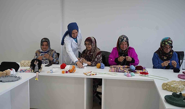 Kurslarda eğitim alan kadınlar hem öğreniyor hem de sosyalleşiyor