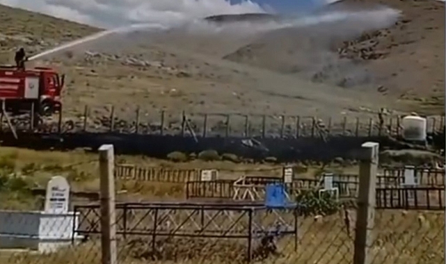 Kuru otlar tutuştu, mezarlıkta yangın çıktı