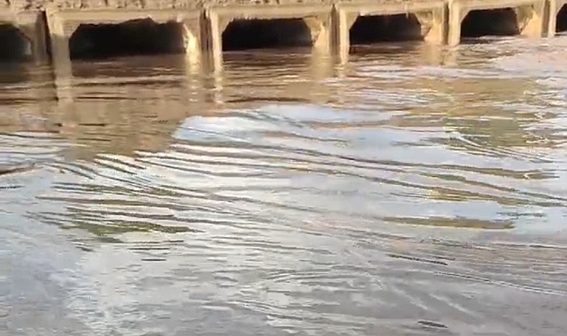 Kuvvetli sağanak ve dolu sel oluşturdu