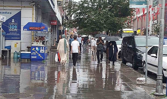 Meteorolojinin günlerdir sarı kod uyarısı yaptığı Erzurum'da etkili olan yağış sele dönüştü