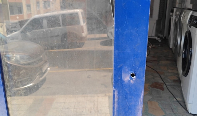 Motosikletli 2 kişi, yabancı uyruklu bir kişiye ait işyerine kurşun yağdırdı