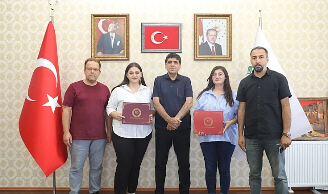 Ödülle dönen öğrenciler sevinçlerini Rektör Alma ile paylaştı