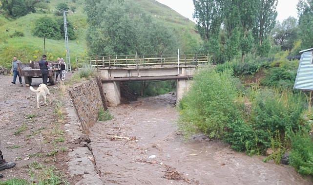 Oltu&#039;da sağanak yağış, dereleri taşırdı