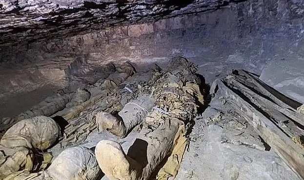 &#039;Ölüler Şehri&#039;ne 300&#039;den fazla mumya ile dolu antik bir mezarlık bulundu