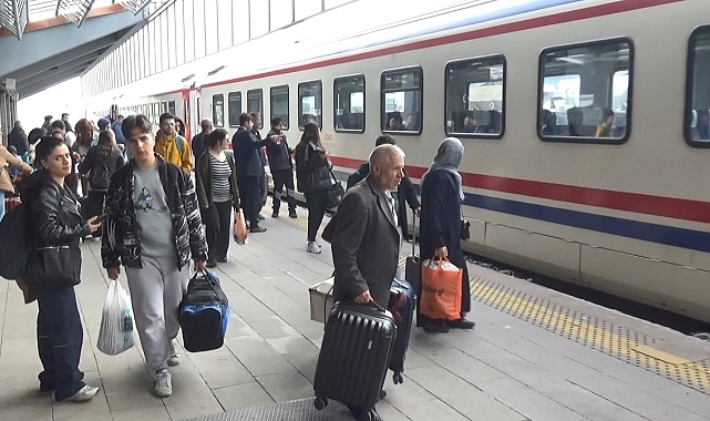 Otobüs ve uçak bilet fiyatları yükseldi, vatandaş tren yolculuğuna yöneldi