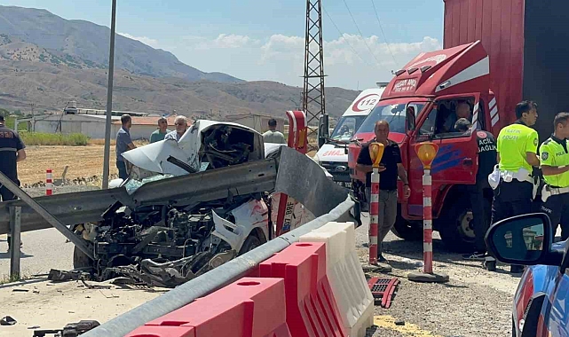 Otomobil bariyerlere saplandı